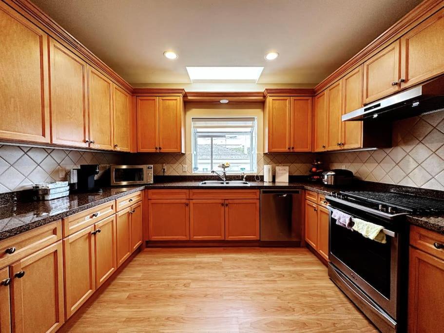 Super Cosy 8Bed & 6Bath In Vancouver Heart Near To Airport Exterior photo