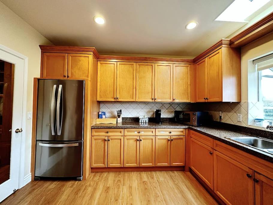 Super Cosy 8Bed & 6Bath In Vancouver Heart Near To Airport Exterior photo