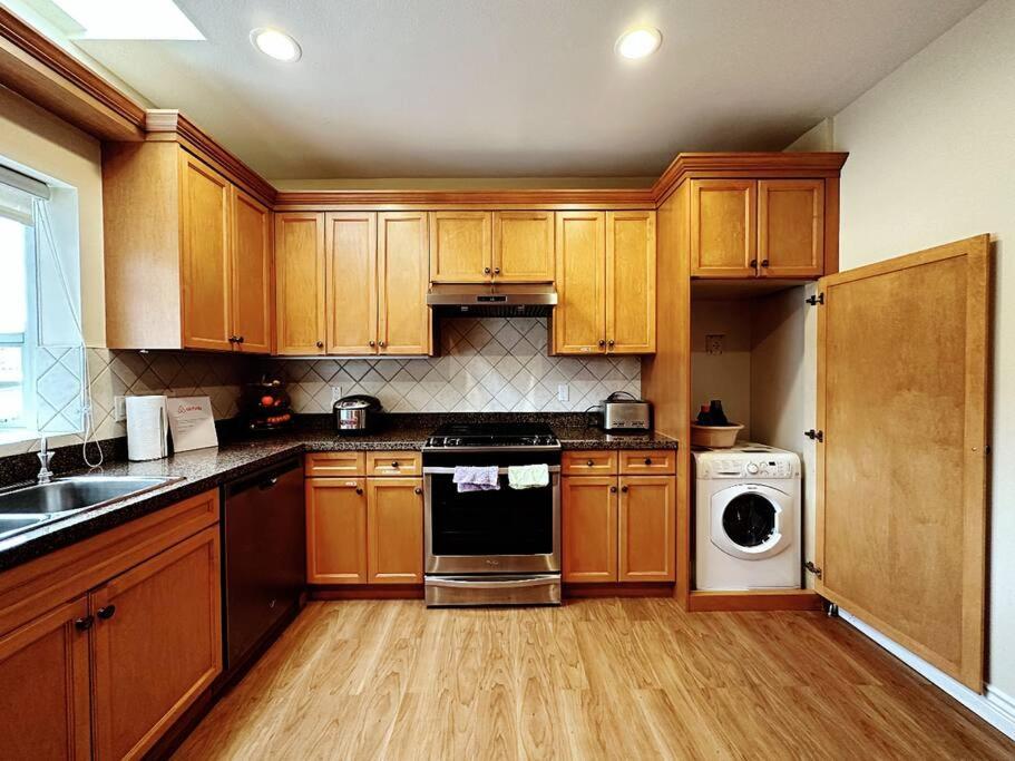 Super Cosy 8Bed & 6Bath In Vancouver Heart Near To Airport Exterior photo