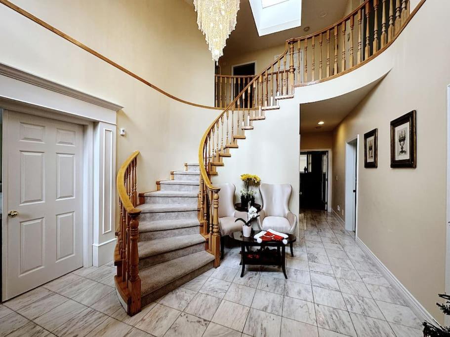 Super Cosy 8Bed & 6Bath In Vancouver Heart Near To Airport And Downtown Exterior photo